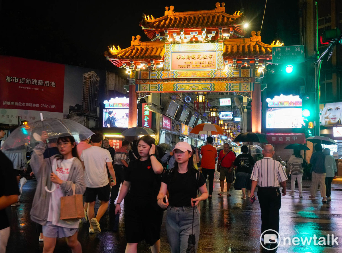 晚餐時間的華西街夜市也是人潮不斷。 圖：張良一/攝