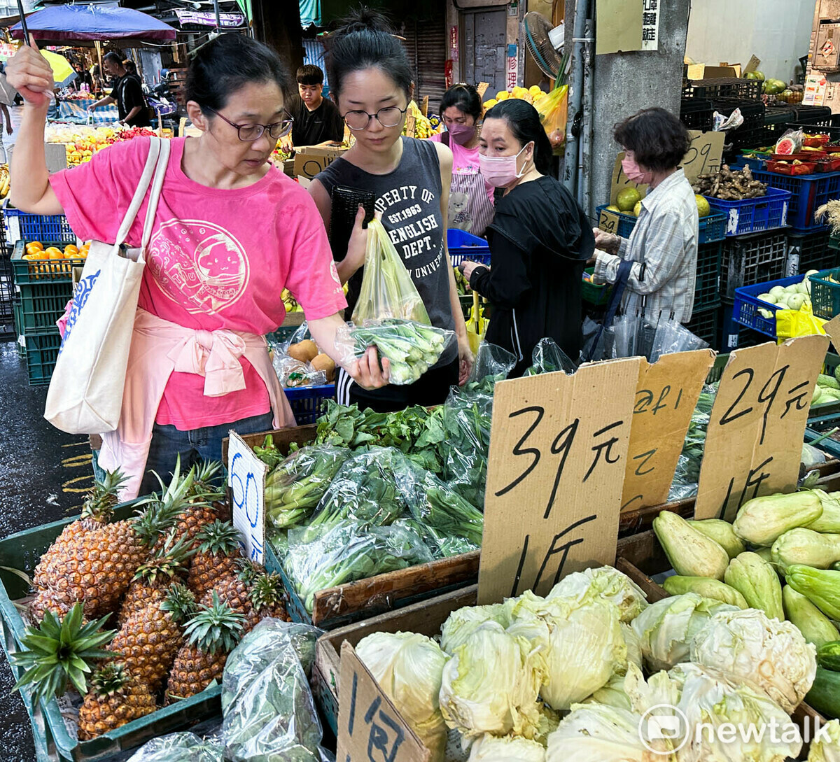 山陀兒颱風來襲，全台22縣市全部放颱風假，但台北市區沒有什麼風雨，一些民眾在傍晚時分到黃昏市場場買菜。 圖：張良一/攝