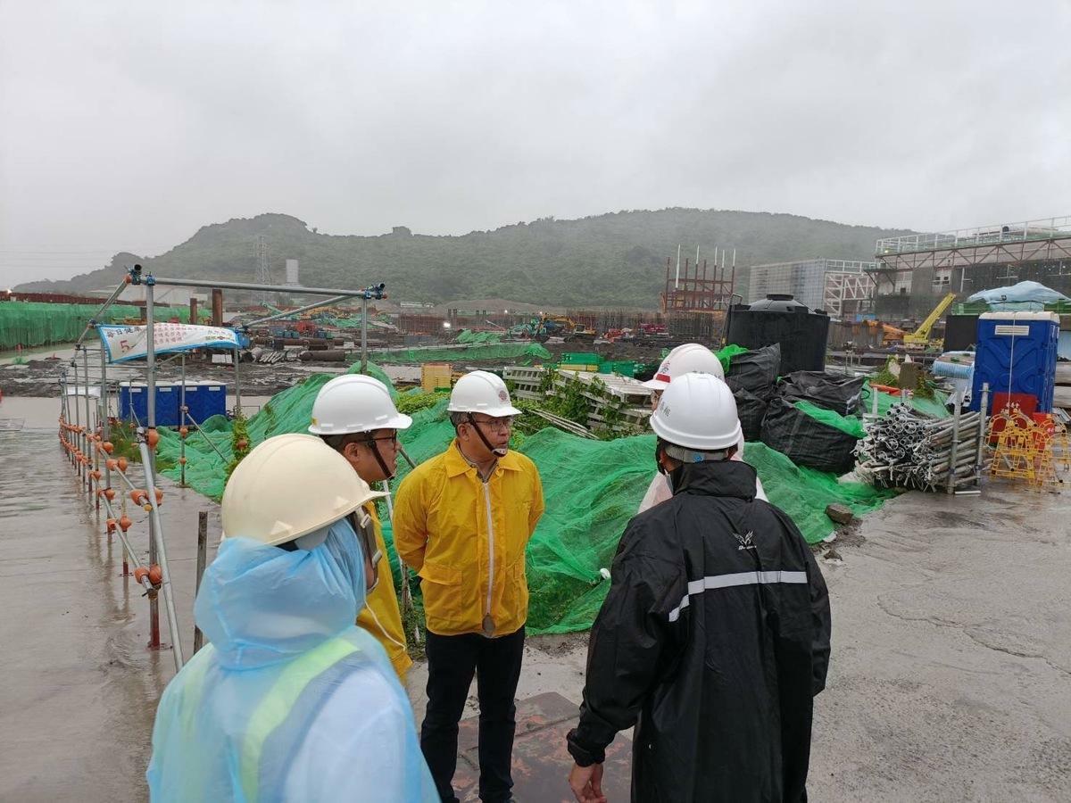 台積電高雄F22廠區確認各項防颱措施整備情況。 圖：高雄市經發局提供