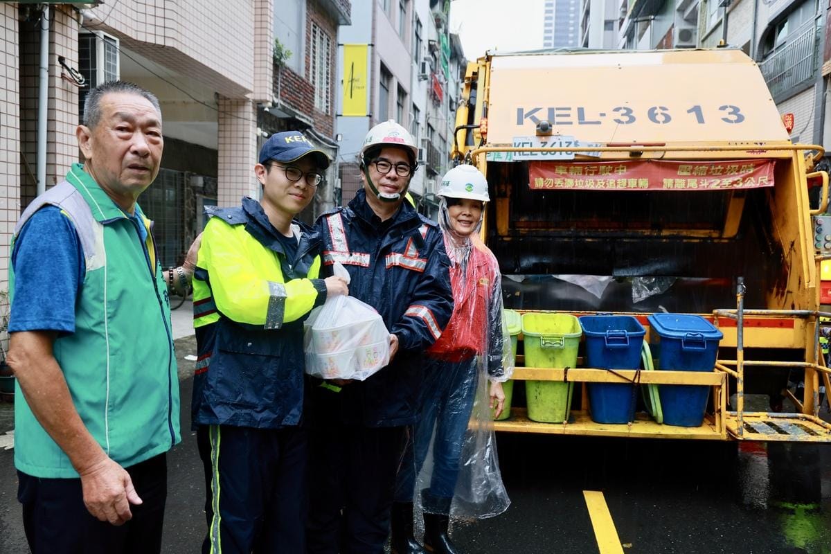 陳其邁(右二)準備豆花慰勞隨車清運清潔人員。 圖：高雄市政府提供