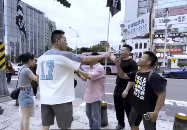 在台香港人在台北西門町街頭舉辦「反中國國慶」活動，遭2名自稱來台觀光的中國人鬧場。 圖：翻攝《自由亞洲電台》