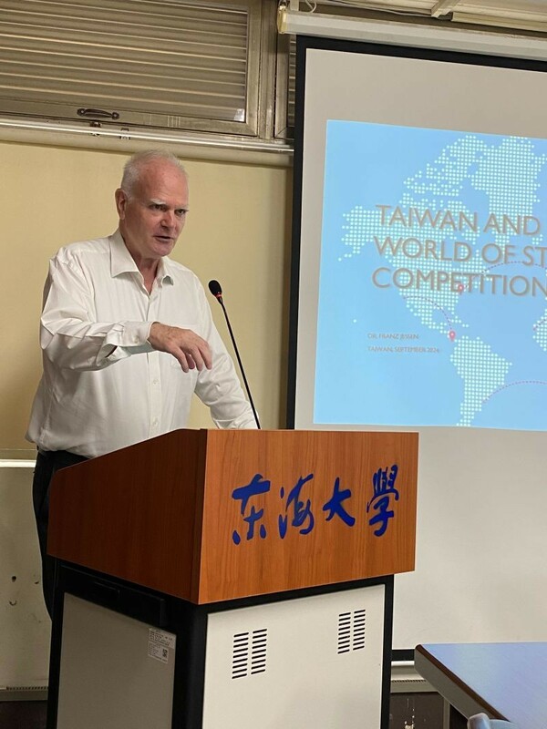 Franz Jessen大使特別提醒，台灣在與歐洲國家互動時，不應過度依賴象徵性動作，反而應強調實質的經濟與政治合作，進一步深化雙邊貿易協定，這將有助於提升台灣在國際社會中的地位。 圖：翻攝自Franz Jessen專頁