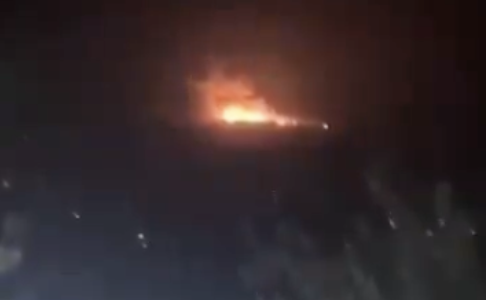 3 日，以色列國防軍（IDF）凌晨空襲黎巴嫩首都貝魯特（Beirut），造成至少 6 人死亡、 7 人受傷，濃煙直竄天際，煙霧瀰漫。 翻攝自 X DEVANAND GOEL 影片截圖