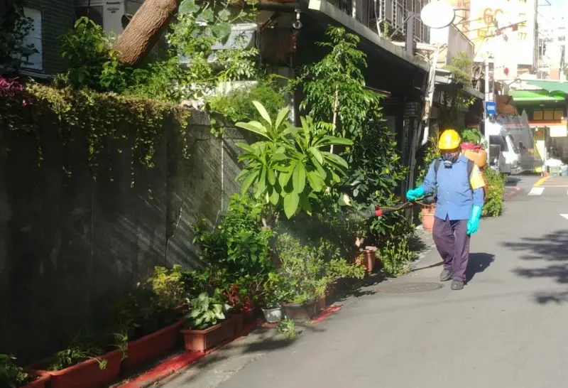 ▲台北市政府衛生局今（3）日公布，居住文山區70多歲男性，9月底陸續出現發燒、肌肉痠痛及噁心症狀，昨（2）日研判確診登革熱。（圖／北市衛生局提供）