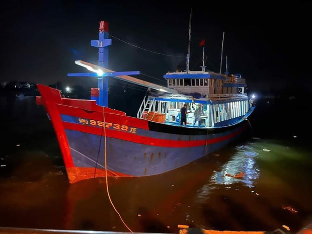 1 艘越南漁船最近在西沙群島（越南稱為黃沙）被中國執法人員攻擊。圖為該漁船返回越南。 圖：翻攝自公民攝影臉書