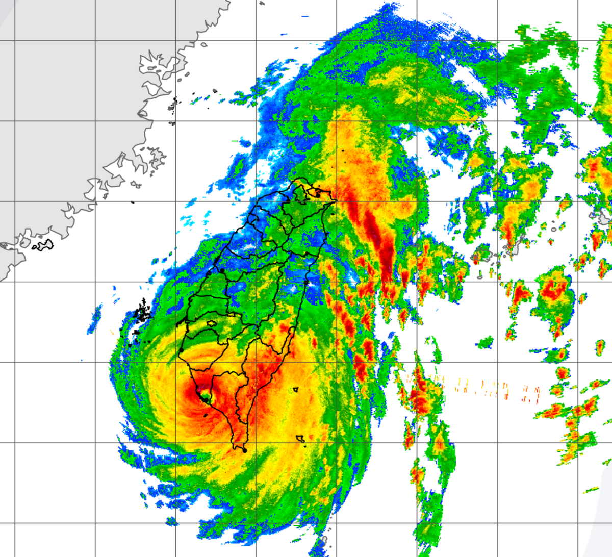 山陀兒颱風終於在今(3)日中午12時40分登陸高雄小港，颱風眼進入南高雄，目前颱風正為南台灣帶來強風豪雨，估計明天仍會影響台灣天氣。 圖：翻攝自中央氣象署官網