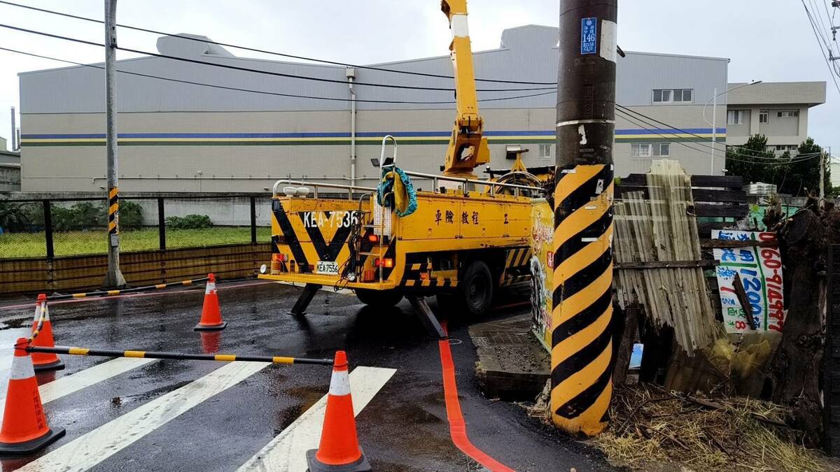 台電增派人力搶修因強風導致饋線跳脫造成的突發性停電事故。 圖：台電桃園區營業處／提供