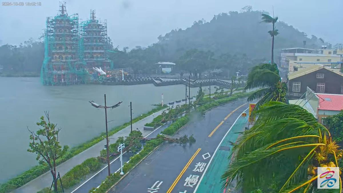 目前颱風中心已完全上陸，南部地區刮起強風、豪雨。 圖：翻攝自高雄旅遊網即時影像
