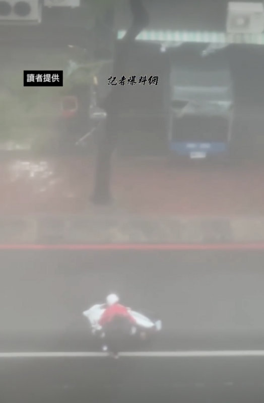 民眾機車騎不穩倒車。 圖：翻攝自記者爆料網