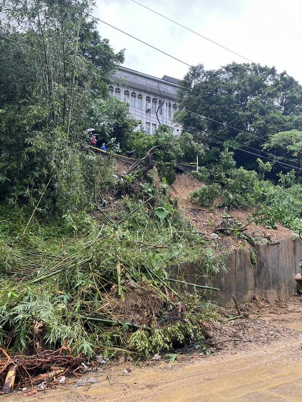 山陀兒颱風挾帶超大雨勢，新北市瑞芳區12小時內累積雨量達338.5毫米，居全台之冠，瑞芳高工附近邊坡發生坍方。 圖：新北市工務局／提供