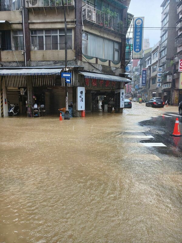 受颱風外圍環流與東北季風影響，基隆市義二路也傳出嚴重的淹水災情，當地網友表示目前積水已經退去。 圖：翻攝自 吳金龍 Facebook 帳號