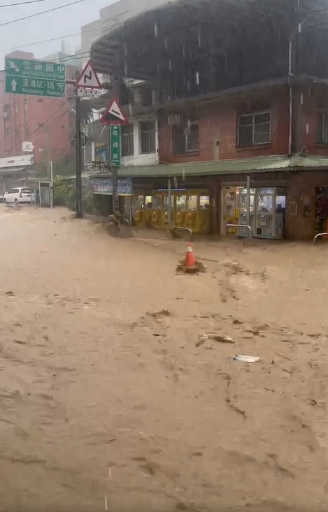 颱風山陀兒襲台，基隆市淹水災情慘重，是否牽動謝國樑罷免案，受到關注。 圖：翻攝自林宛姿臉書