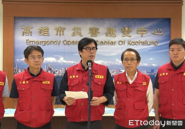 陳其邁(左二)宣布颱風過後停班停課是考量市民需要時間重建家園。 圖：高雄市政府提供
