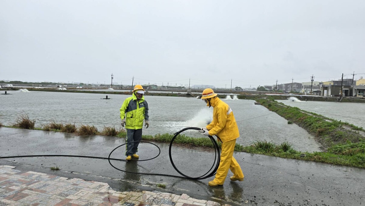台電高雄區處施工課於路竹大公路進行高壓斷線修復工作。 圖：台電高雄區處提供