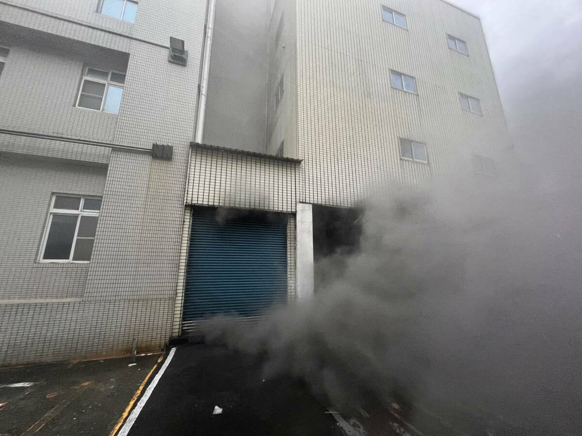 屏東安泰醫院去年爆火警造成9人傷亡，縣府調查5棟建築涉違建，並於今日公告1月14日強制拆除，限期清空內部。 圖：屏東縣政府／提供