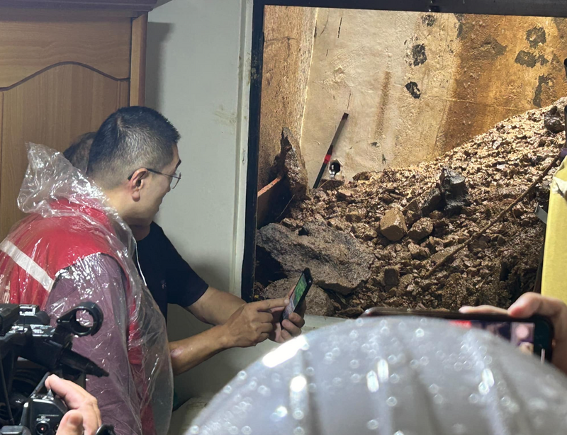 基隆有民宅沖進土石，謝國樑帶人勘災。 圖：翻攝謝國樑臉書
