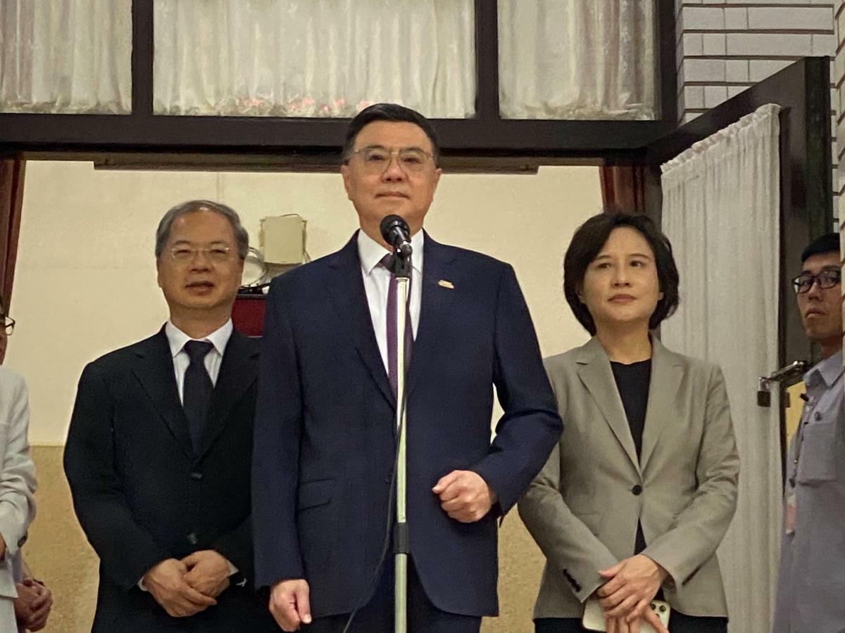 行政院長卓榮泰(中)與副院長鄭麗君（右） 圖：林朝億 / 攝（資料照）