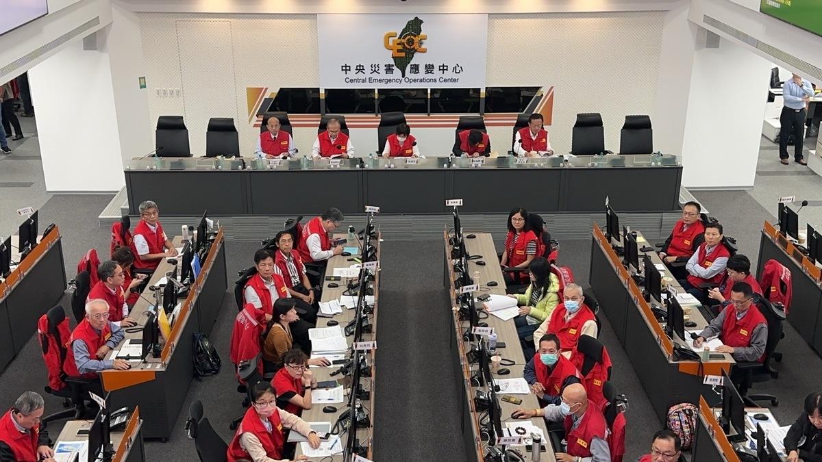 中央災害應變中心今（4）日上午召開第16次工作會報，副指揮官交通部政務次長陳彥伯指出，中央災害應變中心持續開設，儘早讓民眾恢復正常生活。 圖：中央災害應變中心提供