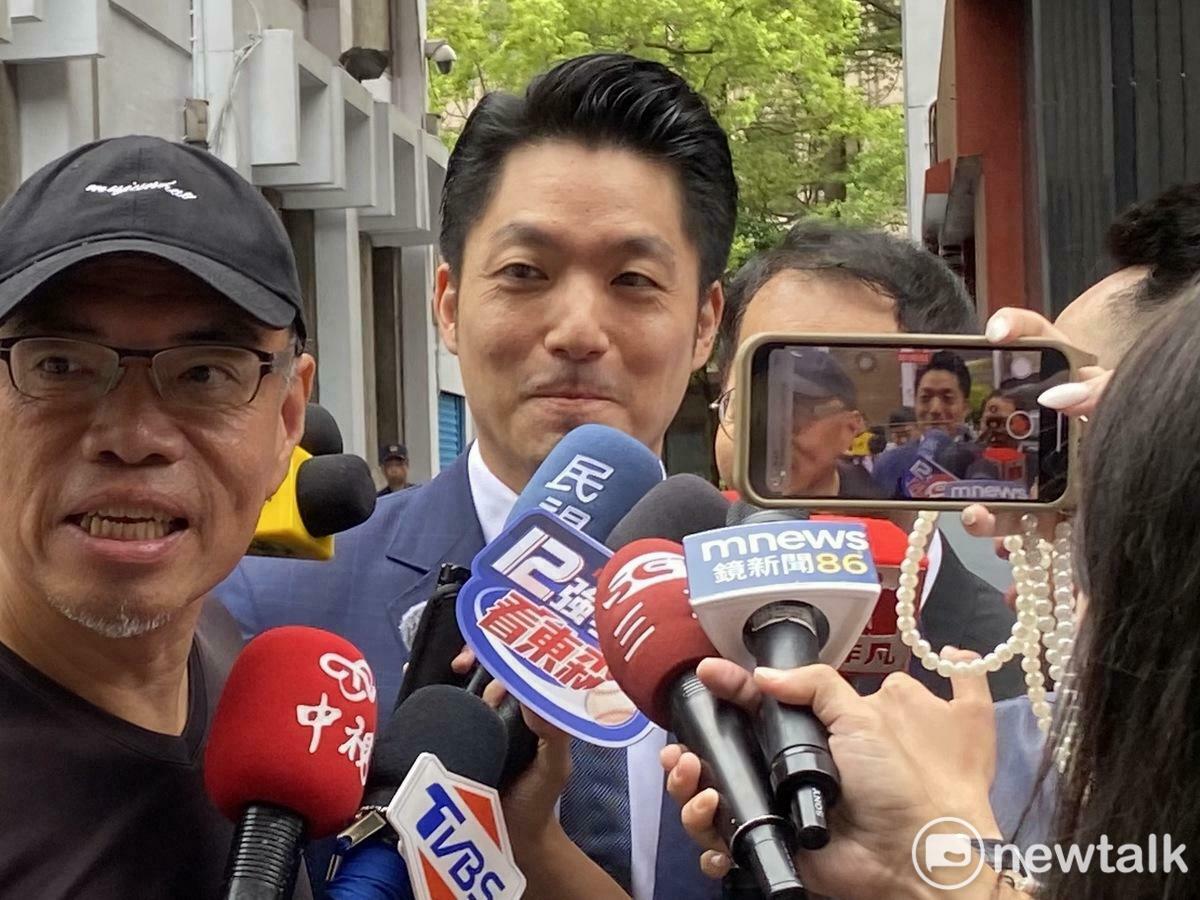 台北市長蔣萬安被問沒放假是「帥度銳減」，笑容全掛在臉上。 圖：周煊惠攝