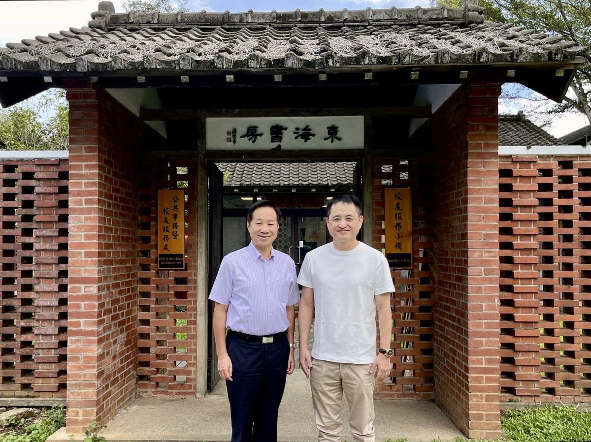 東海大學傑出校友、「古典玫瑰園」創辦人黃騰輝慷慨捐贈一座玫瑰花園予母校作為70週年校慶的獻禮，左為東海大學校長張國恩。 圖：東海大學/提供