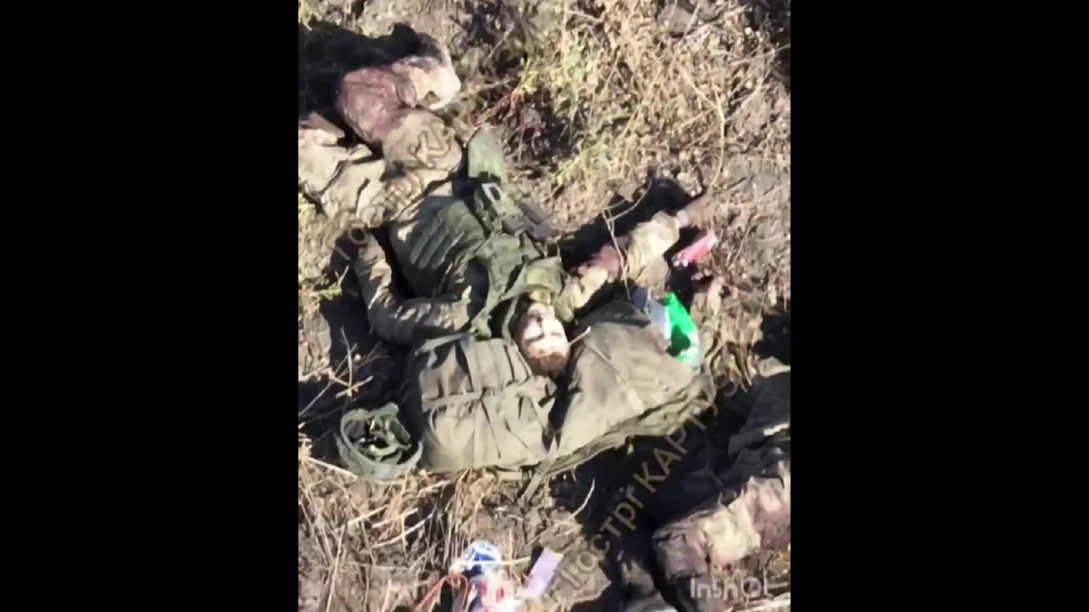 長達 200 公尺的小路上，躺著 16 具俄軍屍體，顯示出俄軍在衝鋒過程中的巨大損失。 圖:翻攝自影片