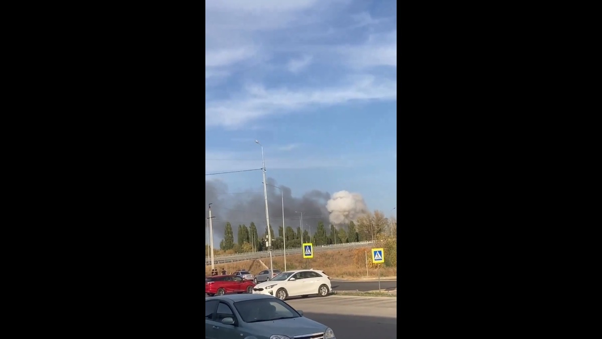 俄羅斯庫爾斯克核電廠鄰近地區遇襲，砲彈爆炸後冒出濃煙，但並沒有對核電廠的運作造成影響。 圖：擷取自 @nexta_tv X 分享影片