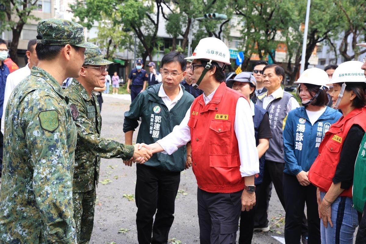 陳其邁(中)感謝八軍團協助救災。 圖：高雄市政府／提供