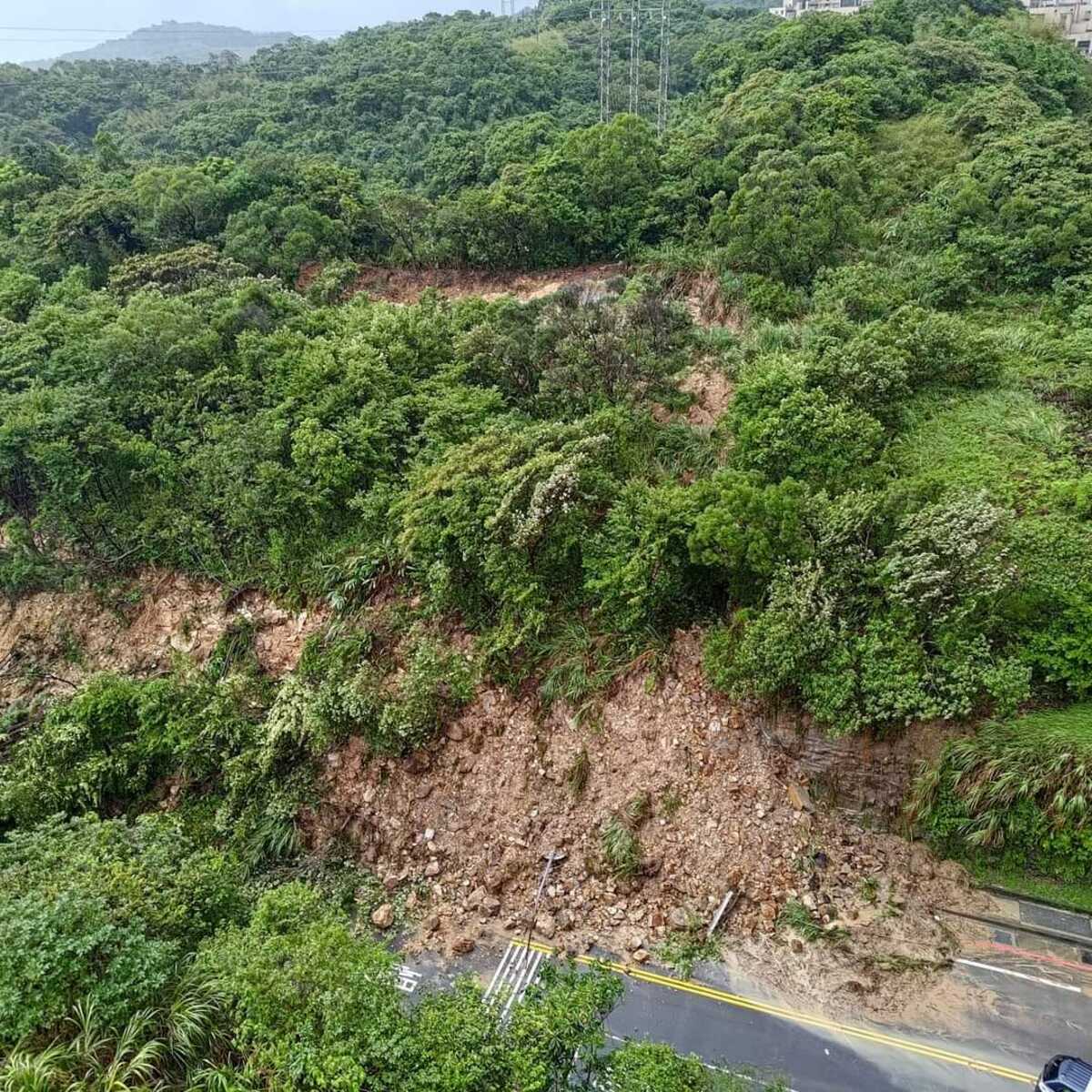 受到山陀兒颱風外圍雲系加上東北季風影響，基隆新豐街333巷口至深溪路口間路段，發生土石伴隨泥沙崩落情形 圖：翻攝自基隆語臉書社團