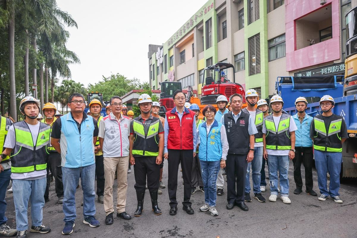 桃園市工務局養工處盤點機具及人力，調派4組人馬前往高雄市支援救災。 圖：桃園市政府／提供