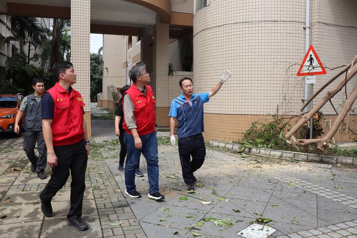 李懷仁(右二)、吳立森(左二)視察校園樹木傾倒情形。 圖：高雄市教育局提供