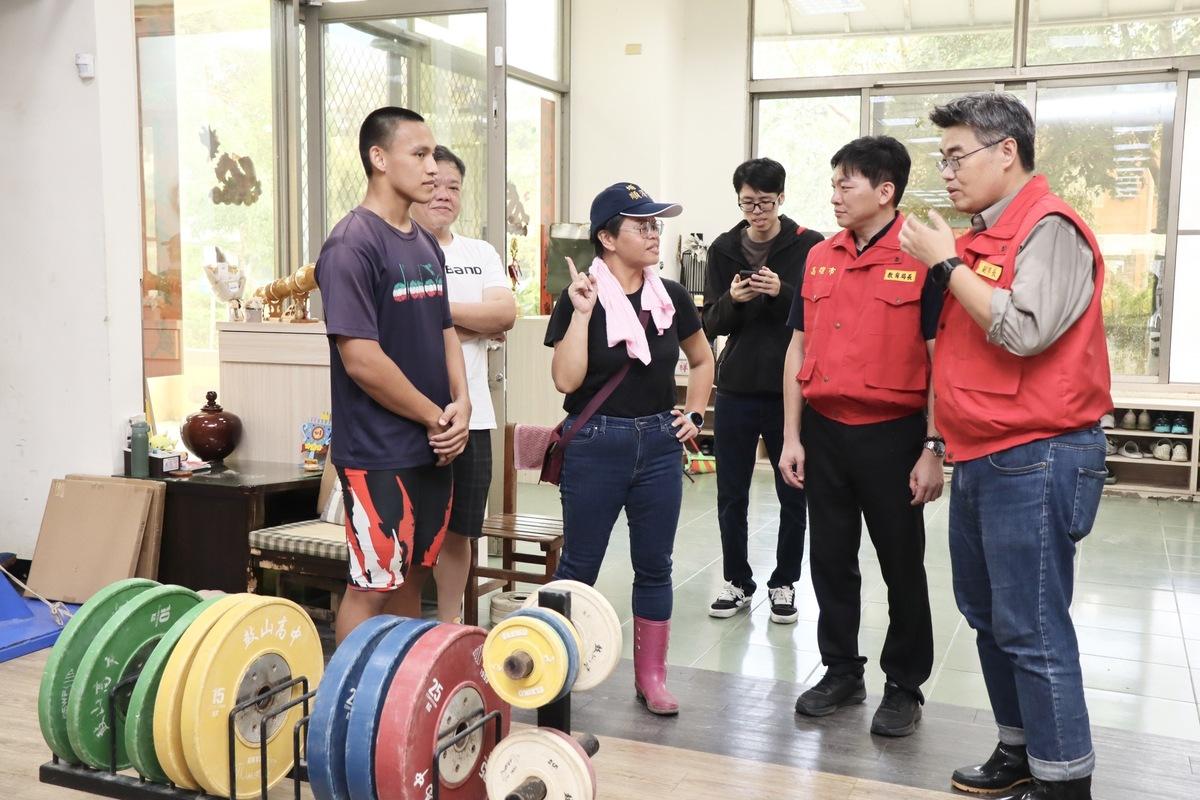 李懷仁(右一)、吳立森(右二)視察鼓山高中受災情形。 圖：高雄市教育局提供