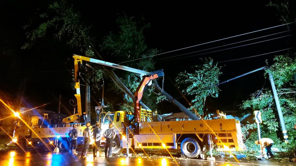 台電連夜搶修復電。 圖：台電高雄區處提供
