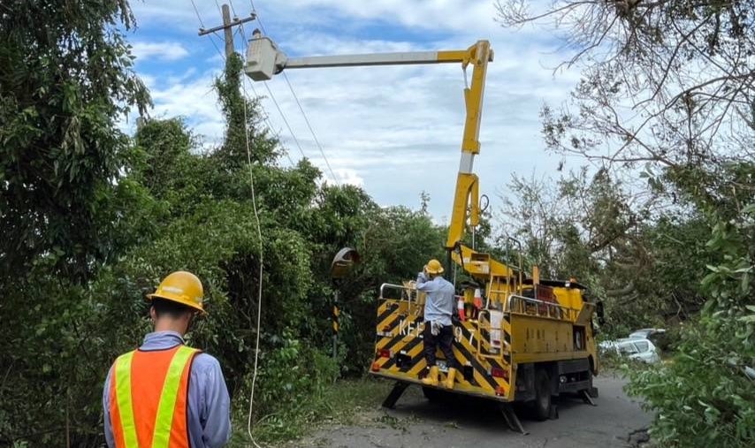 台電桃園區處南下支援高雄電力搶修。 圖：台電高雄區處提供