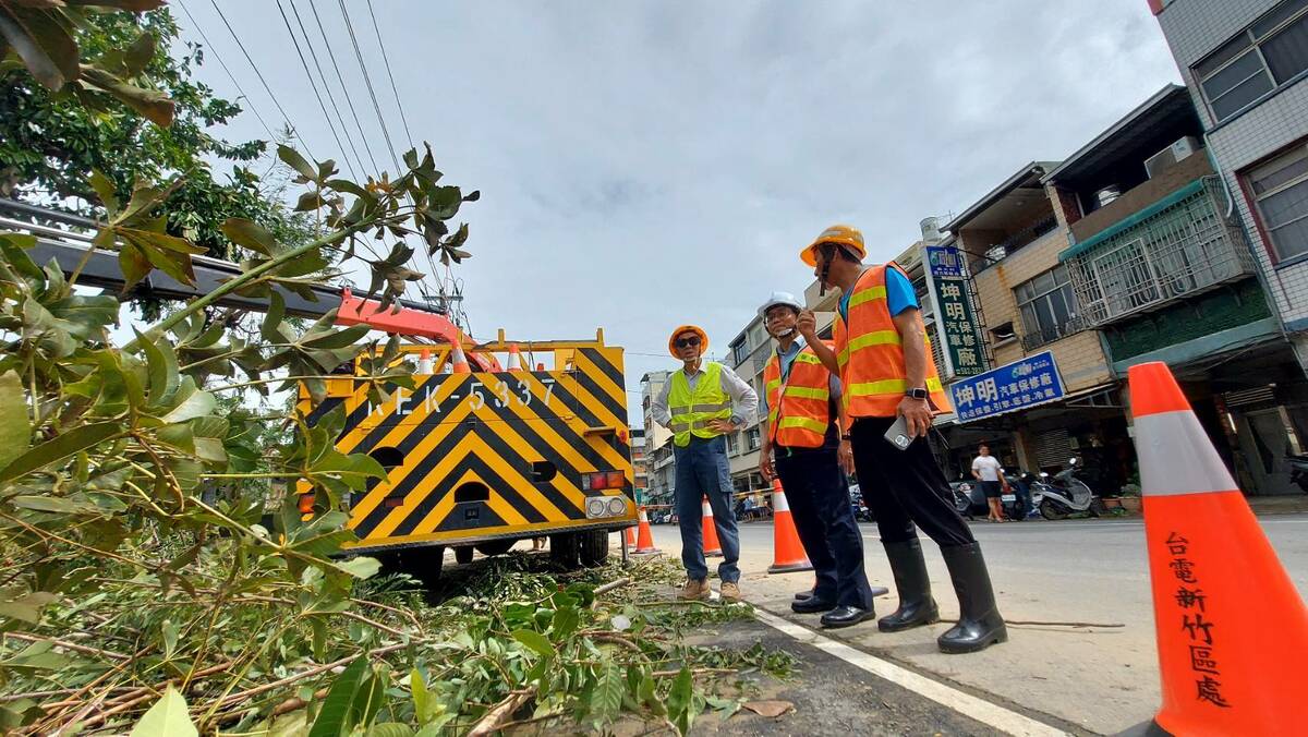 台電新竹區處南下支援高雄電力搶修。 圖：台電高雄區處提供