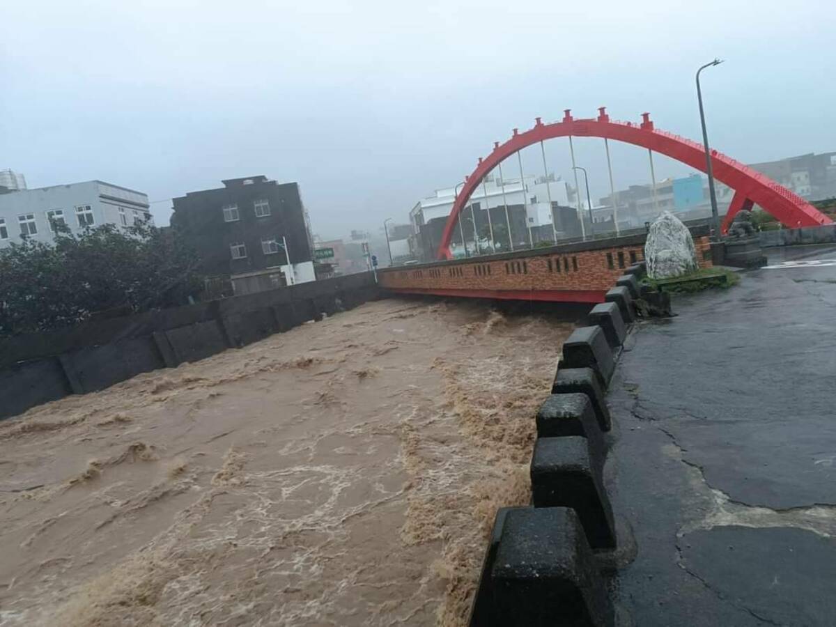 大雨狂炸北海岸，三芝八連溪溪水暴漲，傳出疑似出現掏空的狀況。 圖：翻攝「臉書」洪孟楷粉絲專頁