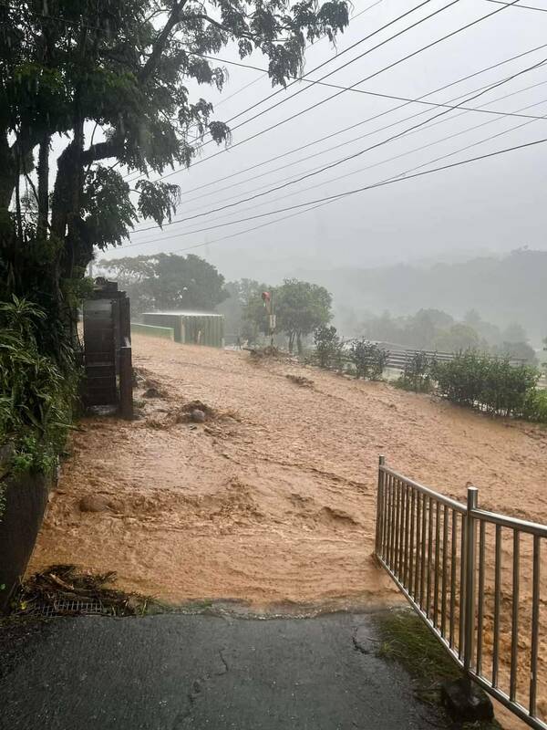 大雨狂炸北海岸，黃泥水淹沒路面。 圖：翻攝「臉書」洪孟楷粉絲專頁