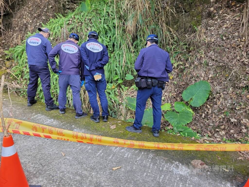 圖為警方當時前往棄屍地點勘查。 圖片來源:翻攝畫面