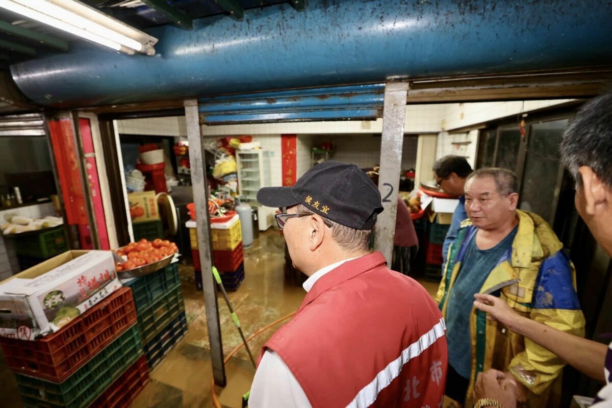 侯友宜到災區勘災，網友痛批「颱風天放假的SOP一塌糊塗」。 圖：翻攝侯友宜臉書