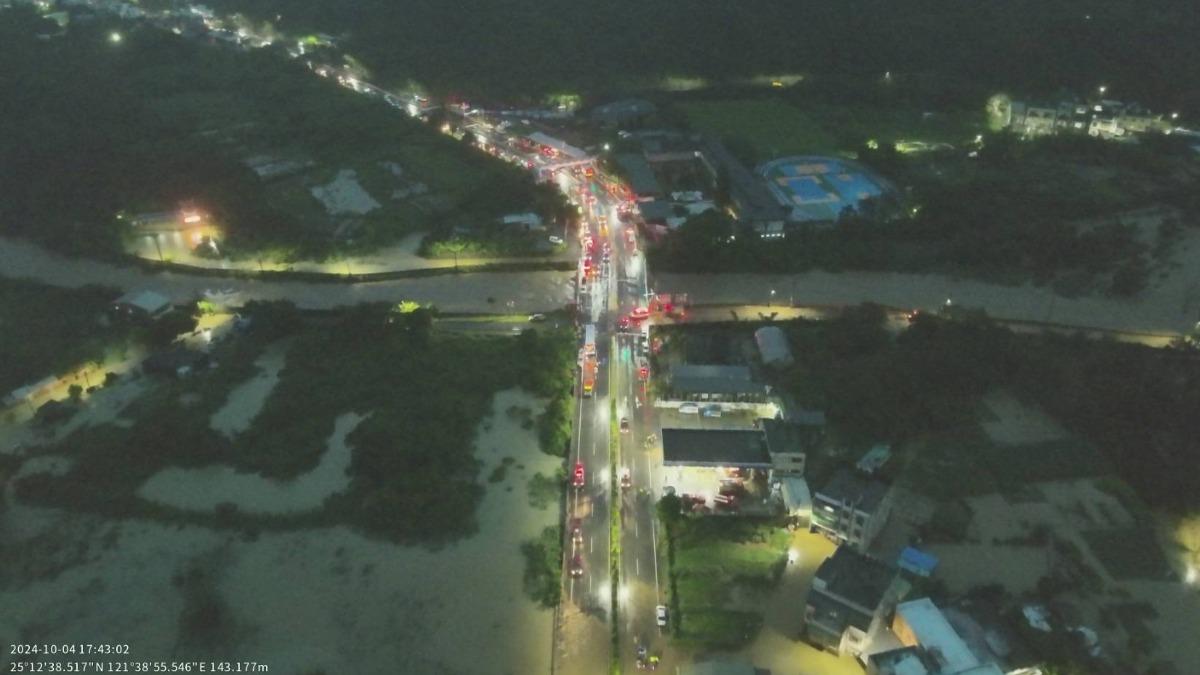 新北市金山區4日遭遇罕見豪雨襲擊，造成嚴重水患及多項災情，夜間空拍畫面曝光！ 圖：新北市急難救援大隊／提供
