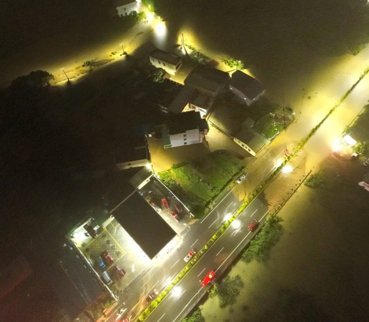 新北市金山區4日遭遇罕見豪雨襲擊，造成嚴重水患及多項災情，夜間空拍畫面曝光！ 圖：新北市急難救援大隊／提供