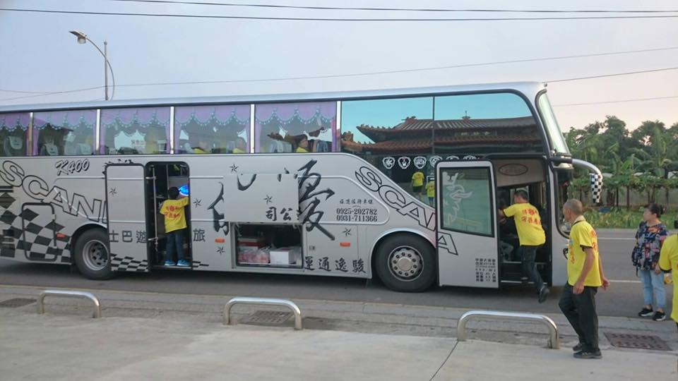 「禁香封爐」的議題持續延燒，高雄信眾今（23）日包下遊覽車北上聲援「眾神上凱道」，潮龍寺特別將五尊神明請上遊覽車，「為佛祖發聲」。 圖：翻攝潮寮潮龍寺臉書