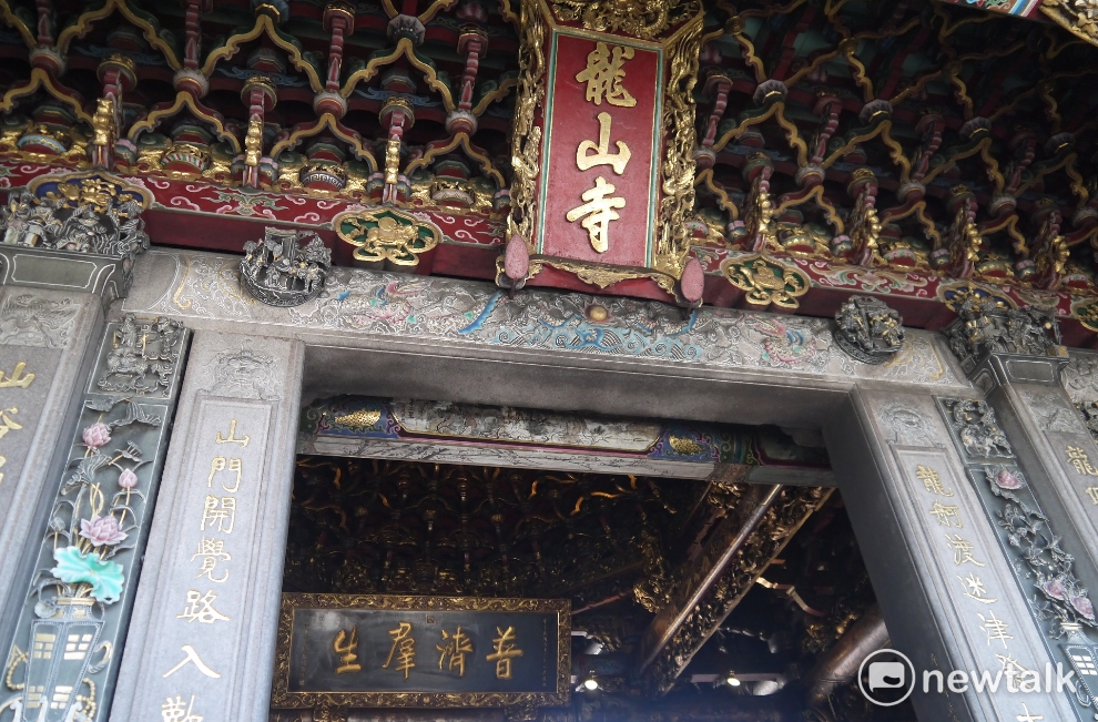 環保署署長李應元前往萬華艋舺龍山寺參拜。 圖：鍾孟軒/攝
