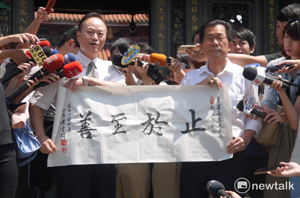 黃書瑋贈送自己寫的「止於至善」送給李應元，表示做環保要做到最好。 圖：鍾孟軒/攝