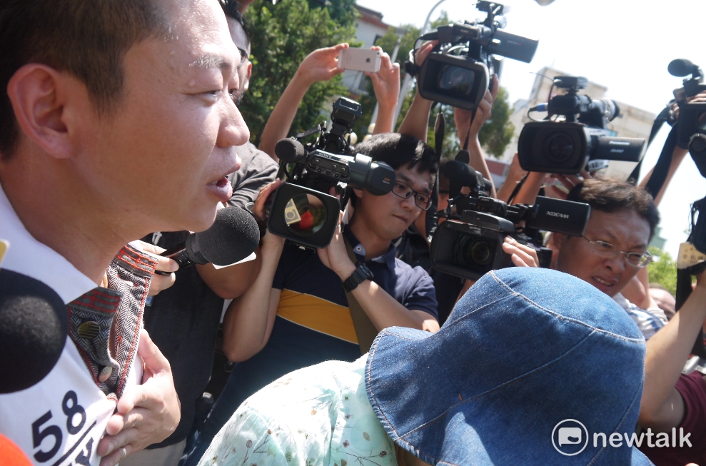 一名信徒（右）在李應元要離開之時，不斷嗆聲「為什麼要減香封爐？」 圖：鍾孟軒/攝