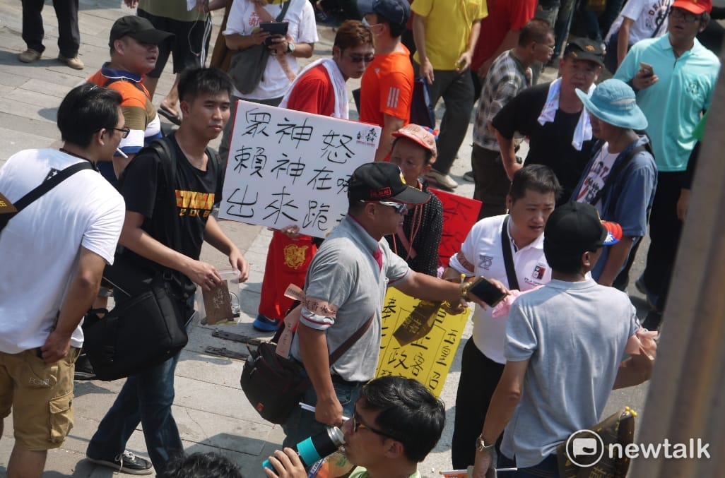 有信徒抗議台南市長賴清德要滅香，但前幾日賴清德早已澄清絕無此事。 圖：鍾孟軒/攝