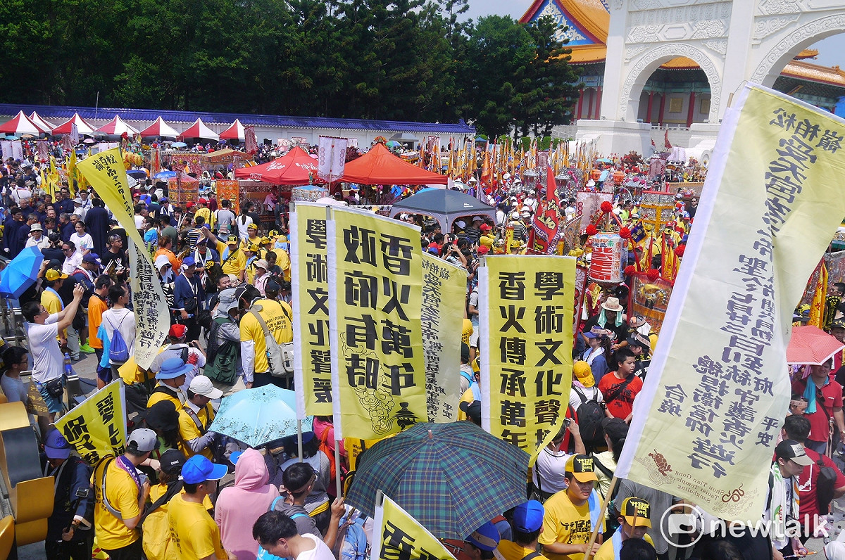 自由廣場前充滿人潮。 圖：鍾孟軒/攝