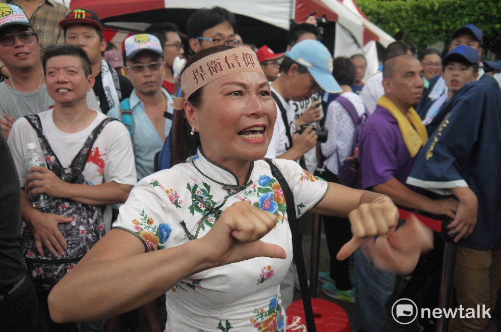 宗教嘉年華現場有兩三位民眾在台下大喊「蔡英文下台！」，立即現場民眾抗議。 圖：鍾孟軒/攝