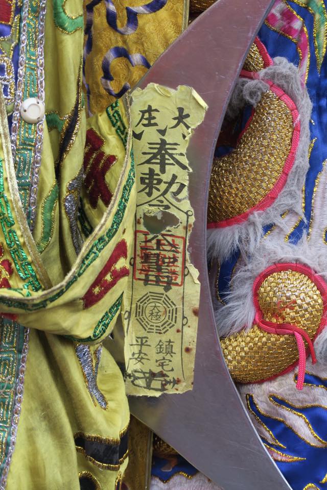 宗教團體今（23）日舉行「史上最大科、眾神上凱道」行動，捍衛信仰，難得在台北街頭看到的幾百尊的神像，神將來到凱道，總統府前成了迓神大會，眾神在外交部門口跨大步，氣勢十足展現天威。民眾將貼有符咒的眾神，請到凱道捍衛傳統信仰。 圖：攝影邱萬興提供
