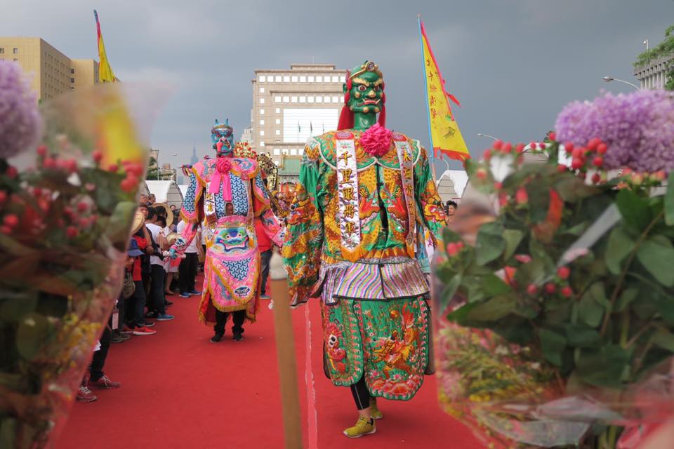 宗教團體今（23）日舉行「史上最大科、眾神上凱道」行動，捍衛信仰，難得在台北街頭看到的幾百尊的神像，神將來到凱道，總統府前成了迓神大會，眾神在外交部門口跨大步，氣勢十足展現天威。 圖：攝影邱萬興提供