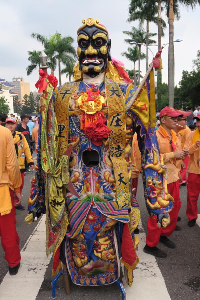 宗教團體今（23）日舉行「史上最大科、眾神上凱道」行動，捍衛信仰，難得在台北街頭看到的幾百尊的神像，神將來到凱道，總統府前成了迓神大會，眾神在外交部門口跨大步，氣勢十足展現天威。眾神將吸引民眾圍觀。 圖：攝影邱萬興提供